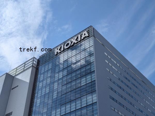 Kioxia<em></em>'s logo is pictured on a building in Kitakami, Japan on Nov. 5. (Reuters-Yonhap)