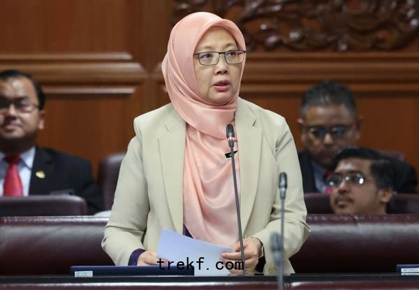 The Malaysian Meteorological Department (MetMalaysia) has issued an a<em></em>lert-level co<em></em>ntinuous rain warning for Terengganu, Pahang and Johor effective until Friday. — Picture by Firdaus Latif     