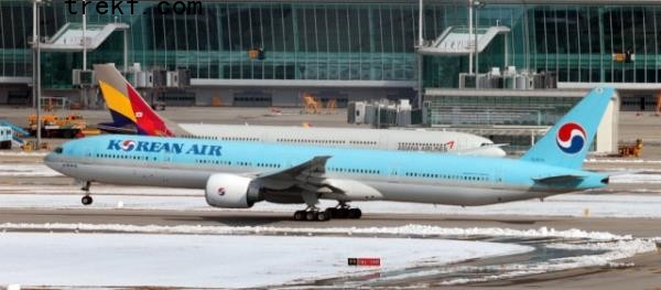 A Korean Air Co. aircraft is seen on the tarmac at Incheon Internatio<em></em>nal Airport, west of Seoul, on Nov. 29. (Yonhap)