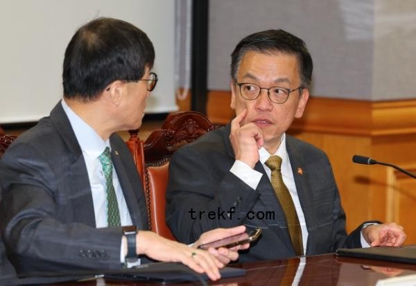 Finance Minister Choi Sang-mok (right) speaks during an emergency meeting with Bank of Korea Gov. Rhee Chang-yong and other top financial officials in Seoul on Thursday. (Yonhap)