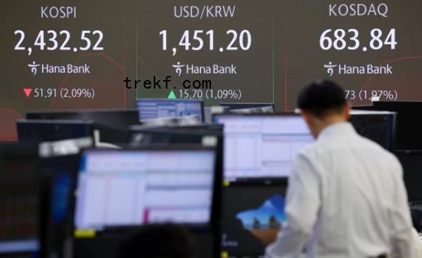 An electro<em></em>nic board showing the Korea Composite Stock Price Index at a dealing room of the Hana Bank headquarters in Seoul on Thursday. (Yonhap)