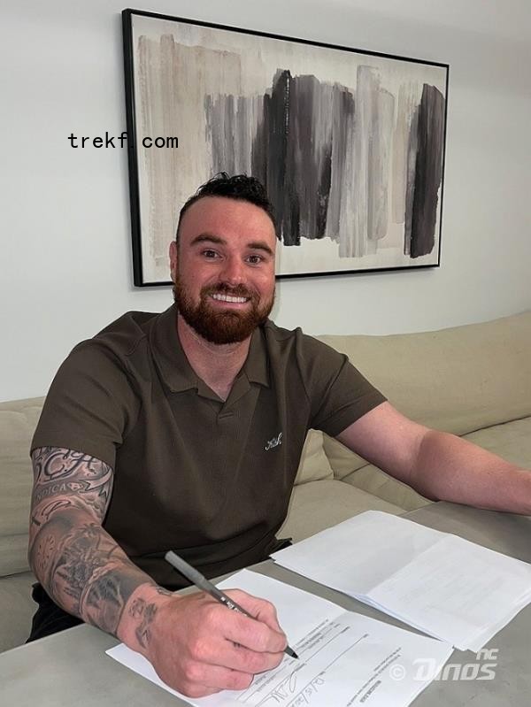 New NC Dinos pitcher Logan Allen signs his co<em></em>ntract with the Korea ba<em></em>seball Organization club, in this photo provided on Wednesday. (NC Dinos)