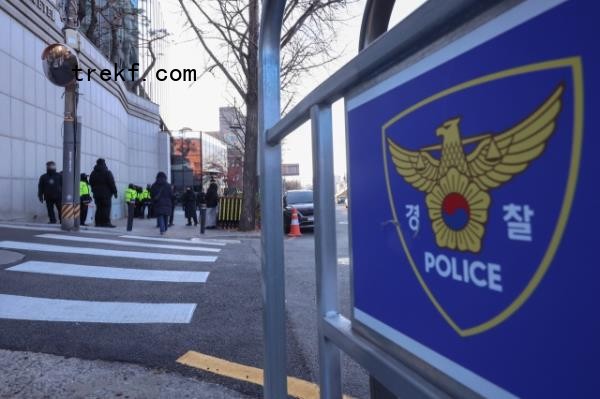 Guards are seen near the residence of President Yoon Suk Yeol in Yongsan-gu, Seoul, Wednesday. (Yonhap)