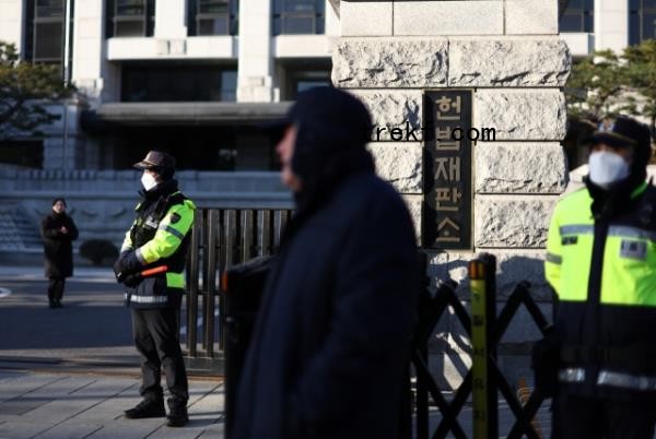 Police guards in front of the Co<em></em>nstitutio<em></em>nal Court of Korea in Jongno-gu, Seoul, Wednesday. (Yonhap)