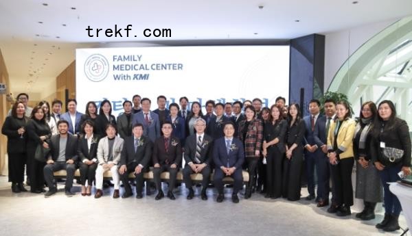 Korea Medical Institute’s Chief Strategy Officer Lee Kwang-bae (front row, first from the right), poses for a photo with board members and employees of KMI and Mongolia<em></em>'s Family Medical Center at the opening ceremony of their joint medical center in Ulaanbaatar on Oct. 25. (Korea Medical Institute)
