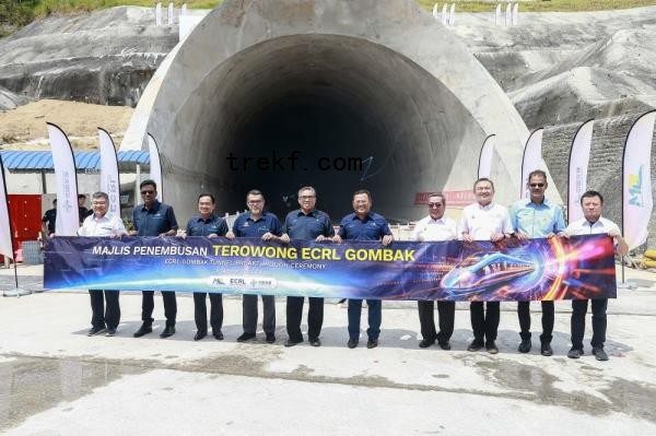 Selangor Menteri Besar Datuk Seri Amiruddin Shari (5th right) poses for a group photo in front of the tunnel entrance during the ECRL Gombak Tunnel breakthrough ceremony in Gombak October 29, 2024. — Picture by Sayuti Zainudin