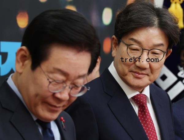 Lee Min-ho (left) and Kong Hyo-jin pose for a photo during a press co<em></em>nference held in Sindorim, Seoul, Wednesday. (Yonhap)