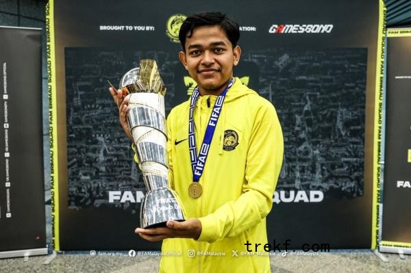 Ahmad Muhaimin Razak, better known as Minbappe, poses with his FIFAe World Cup 2024 trophy on December 14, 2024. — Picture from X/FA Malaysia