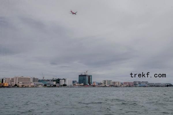 A view of a plane flying over the skyline of Kota Kinabalu September 30, 2020. Sabah’s tourism industry grew at 3.0 per cent in 2023, co<em></em>ntributing 11.7 per cent to the state’s economy, according to the Regio<em></em>nal Tourism Satellite Account Sabah statistics issued by the Department of Statistics Malaysia. — Picture by Firdaus Latif