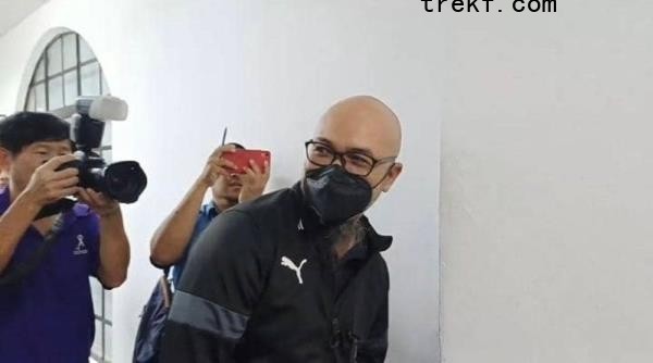 The accused Mohd Zulfadli Nayan, who is a Malaysian Maritime Enforcement Agency (MMEA) senior officer under suspension, leaves the Session Court in Johor Baru December 18, 2024. — Picture by Ben Tan 