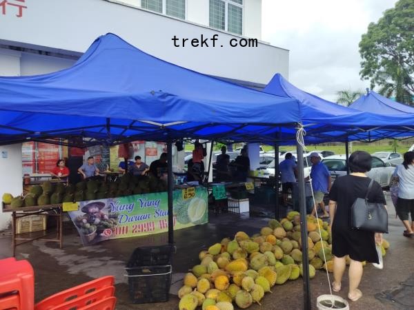 Buyers making their selection at Yung Yung Durian in Stutong. — The Borneo Post pic