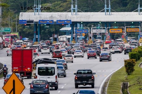 PLUS Malaysia Berhad expects a 14 per cent increase in traffic volume on its expressways with the number of vehicles reaching 2.12 million per day compared to 1.85 million on normal days during the Christmas and year-end holidays from this weekend until January 2 next year. — Picture by Hari Anggara
