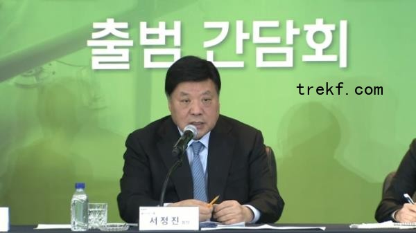 Celltrion Group Founder and Chairman Seo Jung-jin speaks during an o<em></em>nline investors<em></em>' co<em></em>nference on Tuesday to announce the launch of Celltrion BioSolutions, the group<em></em>'s new CDMO subsidiary. (Celltrion Group)