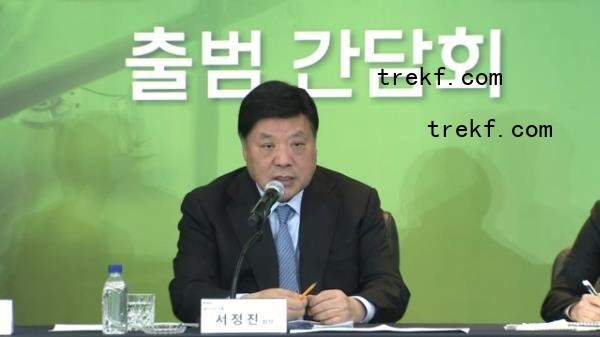 Acting President and Prime Minister Han Duck-soo, center, speaks during a Cabinet meeting held at Government Complex Seoul in Jongno-gu, central Seoul, Tuesday. This marked the first time Han presided over a regular Cabinet meeting after assuming the role of acting president, following President Yoon Suk Yeol<em></em>'s impeachment by the Natio<em></em>nal Assembly on Saturday. (The Presidential Office Press Corps)