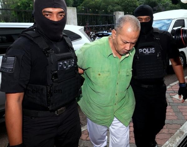 Radin Imran Radin Mohd Yassin, 62, (centre) at the Sessions Court in Johor Baru July 31, 2024. The KL High Court today set January 20 to hear the prosecution’s application for the five family members of the suspect in the Ulu Tiram police station who are charged with He pleaded not guilty to all the charges before terrorism-related offences to be tried together. — Bernama pic