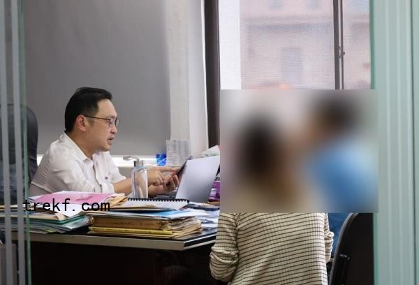 One of the fraudulent scheme victims seeking help from Chong. — The Borneo Post pic