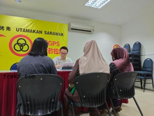 Foo discussing some matters with the parents of the victims of the Cambodia job scam. — The Borneo Post pic