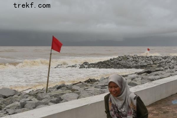 Big waves crash o<em></em>nto Pantai Cahaya Bulan in Kota Baru, Kelantan on December 16, 2024. MetMalaysia forecasts non-stop rain for the next three days in the two east coast states and parts of Pahang from December 17, 2024. — Bernama pic