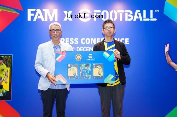 An aerial view of two excavators co<em></em>nducting a deepening and widening exercise on the Klang River as part of Selangor’s Long Term Flood Mitigation Project here at Kota Kemuning, Shah Alam November 1, 2022. — Picture by Sayuti Zainudin