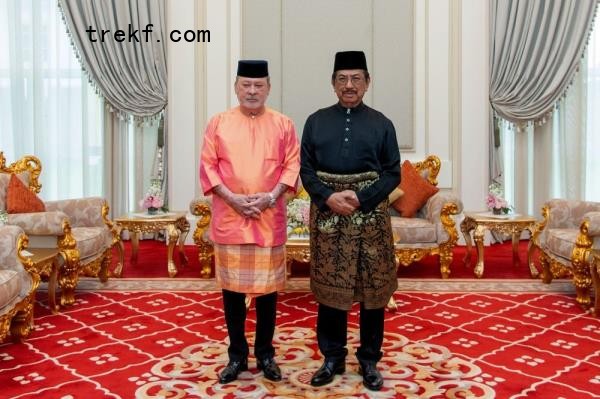 Tun Musa Aman (right) has expressed gratitude to the Yang di-Pertuan Agong Sultan Ibrahim for co<em></em>nsenting to present him with the instrument of appointment as 11th Yang Dipertua Negeri of Sabah in a ceremony at Istana Negara in Kuala Lumpur December 17, 2024. — Bernama pic