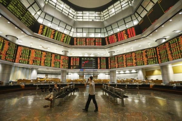 At 12.30pm, the FTSE Bursa Malaysia KLCI (FBM KLCI) slid 5.11 points, or 0.32 per cent, to 1,601.74 from Monday’s close of 1,606.85. The index opened 1.59 points lower at 1,605.26 and moved between 1,601.18 and 1,606.81 throughout the morning session. — Picture by Zuraneeza Zulkifli