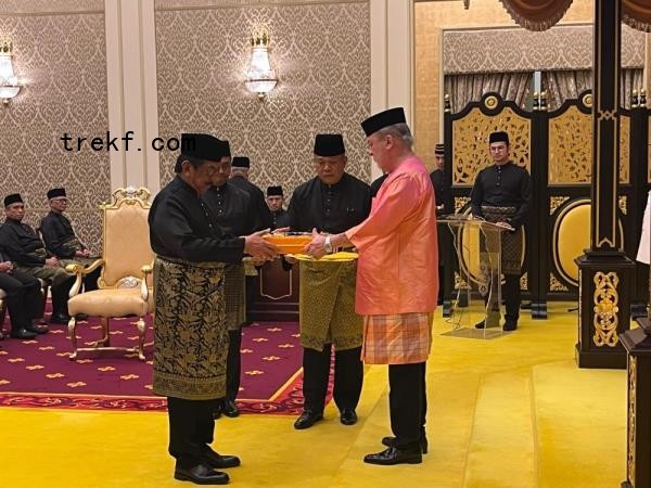 Musa Aman (left) receives the Instrument of Appointment  as the 11th Yang Dipertua Negeri of Sabah from the King of Malaysia Sultan Ibrahim at Istana Negara in Kuala Lumpur on December 17, 2024. — Picture from X/beritartm