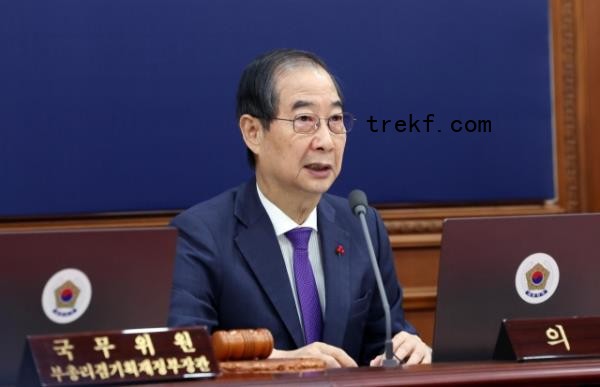 Acting President Han Duck-soo speaks during a Cabinet meeting at the government complex in Seoul on Tuesday. (Yonhap)