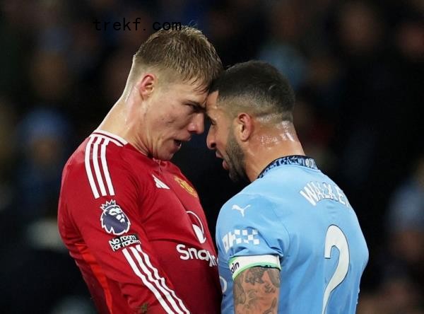 Manchester United<em></em>'s Rasmus Hojlund and Manchester City<em></em>'s Kyle Walker clash during their derby. — Reuters pic