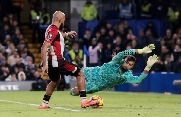 Brentford<em></em>'s Bryan Mbeumo in action with Chelsea<em></em>'s Robert Sanchez. — Reuters pic