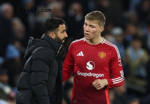 Manchester United manager Ruben Amorim (left) speaks with forward Rasmus Hojlund during the match with Manchester City. — Reuters pic