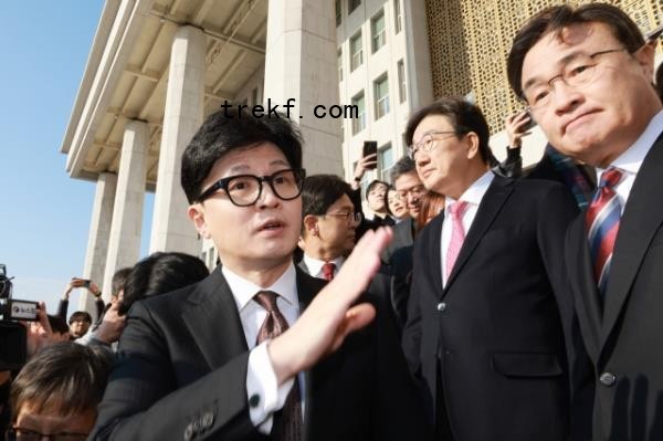 Han Dong-hoon leaves the Natio<em></em>nal Assembly in western Seoul after announcing his resignation from his role as leader of the ruling People Power Party, on Monday. Yonhap