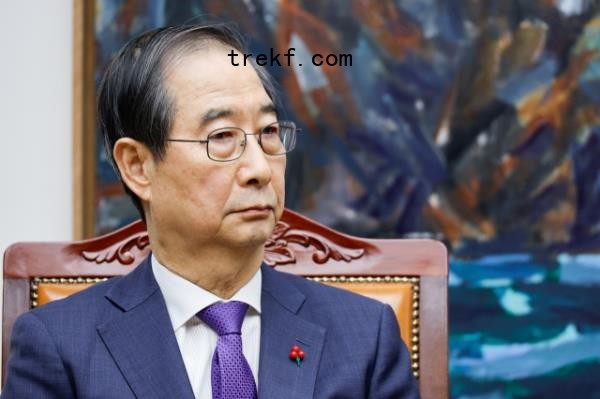 Acting president and Prime Minister Han Duck-soo is seen during a meeting with Natio<em></em>nal Assembly Speaker Rep. Woo Won-shik on Sunday. (Pool photo by Yonhap)