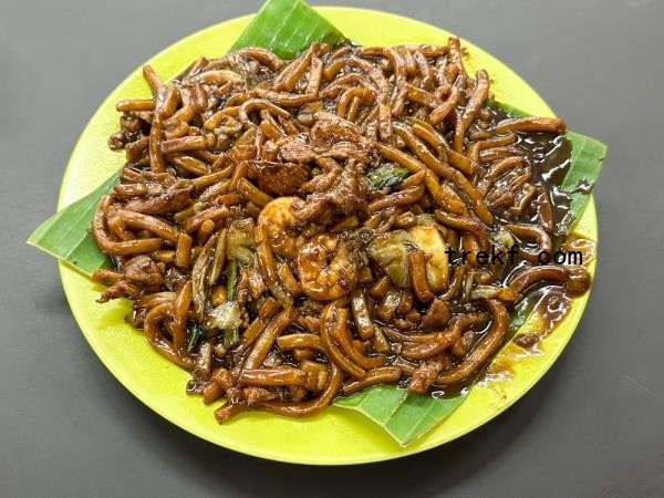 Lao Ping Hokkien Mee serves a dish with a glossy, sauce that slowly coats the noodles when it cools down — Picture by Lee Khang Yi