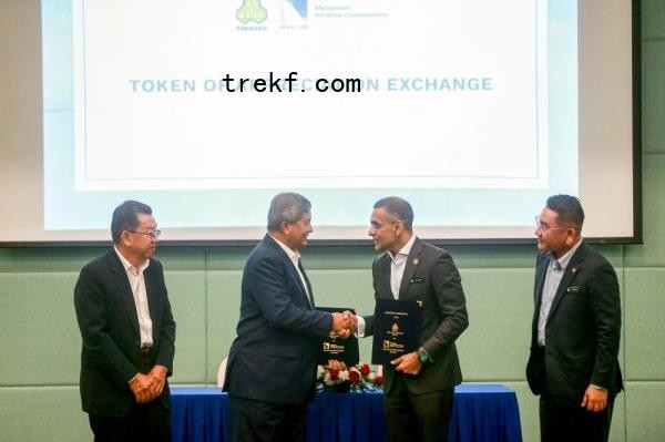 Socso group CEO Datuk Seri Mohammed Azman Aziz Mohammed and Mavcom executive chairman Datuk Seri Saripuddin Kasim exchange docu<em></em>ments during the MOU signing ceremony at Wisma Perkeso, December 16, 2024. — Picture by Sayuti Zainudin 