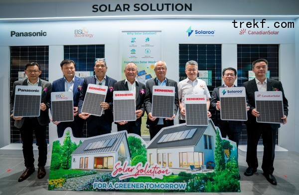 (Standing from left to right) Mr. Liew Choon Wah, Sales Director of Panaso<em></em>nic Malaysia, Mr. Lim Chi Haur, Managing Director of BSL Eco Energy, Yang Mulia Tunku Akmaludin Zakri bin Tunku Dato’ Zuhri, Deputy President of the Malaysian Photovoltaic Industry Association (MPIA), Mr. Lim Kim Chieng (KC Lim), President of Senheng, Mr. Lim Kim Heng (KH Lim), Executive Chairman of Senheng, Yang Berhormat Liew Chin Tong, Deputy Minister of Investment, Trade and Industry (MITI), Mr. Chin Soo Mau, Managing Director of Pekat Group Berhad and Mr. Sean Lyu, Managing Director of Magicube Energy Sdn Bhd, Authorized by Canadian Solar, officiating Senheng’s Solar Solutions launch.