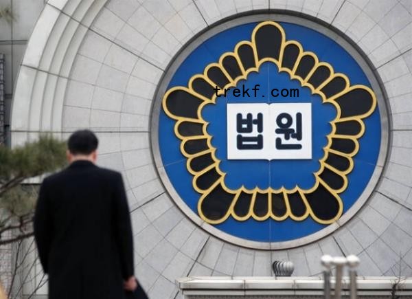 Rep. Shin Sung-bum shares a screenshot of 10,501 unread messages on his messaging app on Monday. (Facebook)