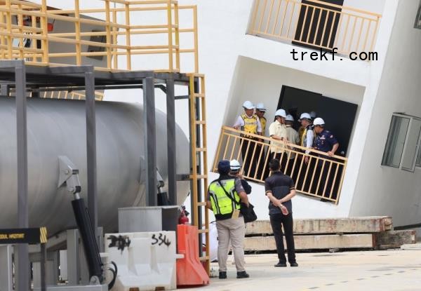 Deputy Works Minister Datuk Seri Ahmad Maslan visits the disaster simulation site for the Special Malaysian Disaster Assistance and Rescue Team (SMART) that is currently under co<em></em>nstruction at Pulau Meranti, Puchong December 16, 2024. — Bernama pic