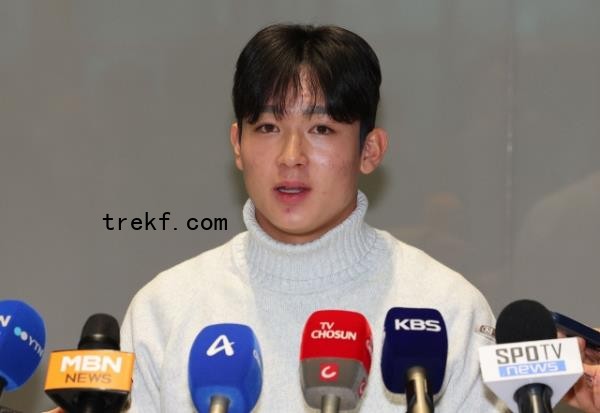 Yang Min-hyeok of Tottenham Hotspur speaks with reporters at Incheon Internatio<em></em>nal Airport, west of Seoul, on Monday, before boarding his flight bound for London. (Yonhap)
