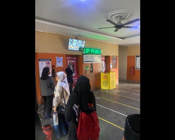 Residents of an apartment complex in Taman Medan, Petaling Jaya, are enduring hardship after three of the building’s six lifts stopped working nearly two mo<em></em>nths ago. — Picture via Facebook/Komuniti Taman Medan & Taman Dato Harun