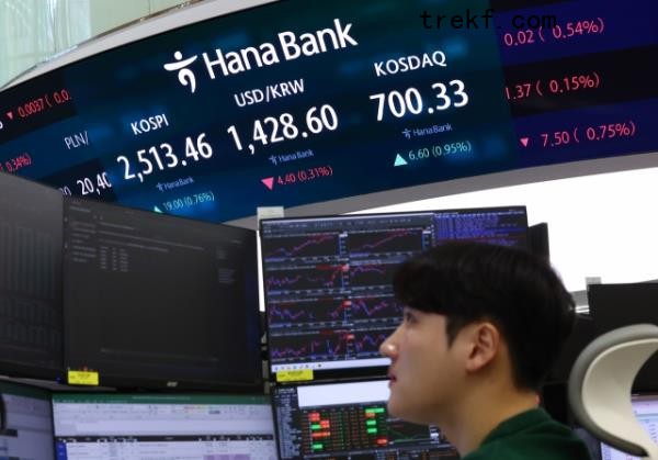 An electro<em></em>nic board showing the Korea Composite Stock Price Index at a dealing room of the Hana Bank headquarters in Seoul on Monday. (Yonhap)