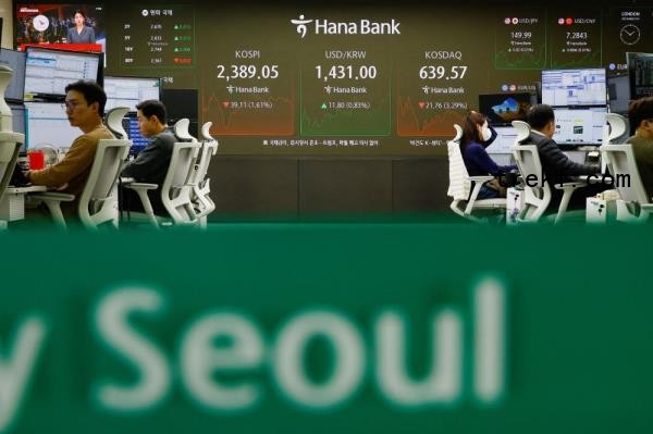 Currency dealers work in front of electro<em></em>nic boards showing the Korean Composite Stock Price Index (Kospi) and the exchange rate between the US dollar and South Korean won at a dealing room of a bank, in Seoul December 9, 2024. — Reuters pic  